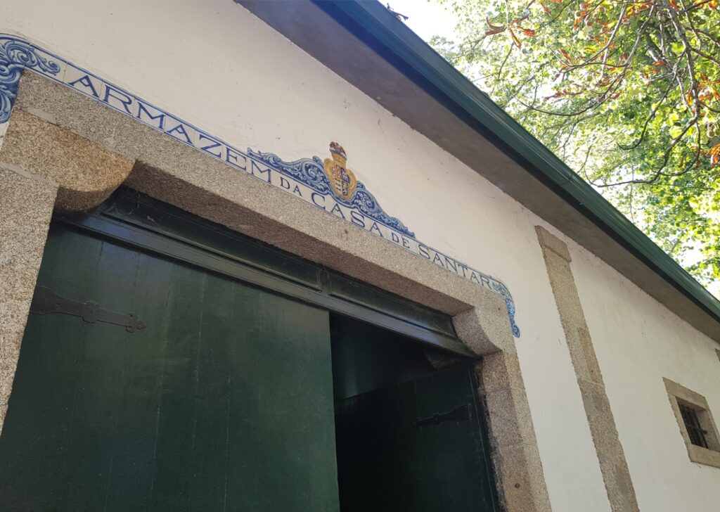 Na nobre Vila de Santar, estende-se a maior mancha contínua de vinha do Dão: mais de 110 hectares que abrigam a emblemática Vinha dos Amores. É ali que nascem os rótulos mais exclusivos da Global Wines, também presente na Bairrada e no Alentejo." https://casadesantar.pt/visitas/