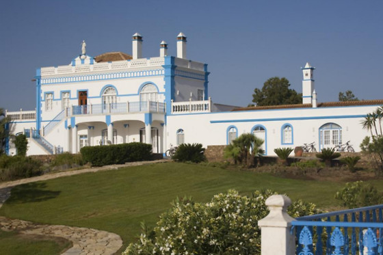 Fundada em 2004, destaca-se pela produção de vinhos de alta qualidade, utilizando as condições climáticas continentais com influências mediterrânicas da região. https://packs.lifecooler.com/herdade-dos-grous-albernoa/l/L68011