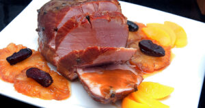 Vinhos que harmonizam: Syrah ou Cabernet Sauvignon.