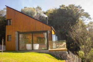 Vinhedos Villa Alpina Cabanas https://www.booking.com/hotel/br/villa-alpina-cabanas.pt-br.html?aid=356980&label=gog235jc-10CAsoIEIUdmlsbGEtYWxwaW5hLWNhYmFuYXNILVgDaCCIAQGYATO4ARfIAQzYAQPoAQH4AQGIAgGoAgG4AoD_pMsGwAIB0gIkZjdjYmMyOTMtN2UxOC00NWUxLWEyYjAtMzhiYTE2MDhhN2My2AIB4AIB&sid=31a3741f0cb3375c59590d02254df51a&dest_id=-629235&dest_type=city&dist=0&group_adults=2&group_children=0&hapos=1&hpos=1&no_rooms=1&req_adults=2&req_children=0&room1=A%2CA&sb_price_type=total&sr_order=popularity&srepoch=1768505289&srpvid=aa4e88c0298900c3&type=total&ucfs=1&activeTab=photosGallery